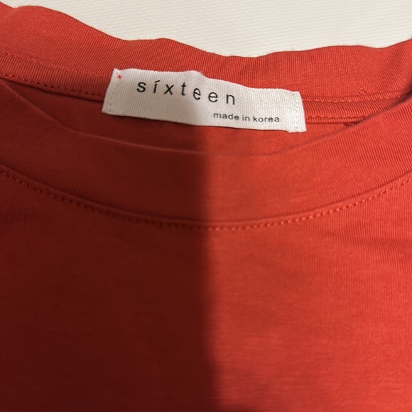 SIXTEEN WOMENS BEAUTIFUL 🤩 COLOR T-SHIRT SIZE M IN EXCELLENT CONDITION LIKE NEW - Picture 4 of 8